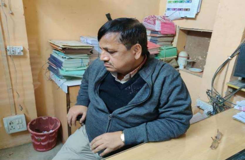 बैंक में डकैतीः स्टाफ की पिटाई, प्रबंधक की कनपटी पर तमंचा रखकर गोली मारने की धमकी दी, 3 लाख रुपये लेकर फरार बैंक में डकैतीः स्टाफ की पिटाई, प्रबंधक की कनपटी पर तमंचा रखकर गोली मारने की धमकी दी, 3 लाख रुपये लेकर फरार