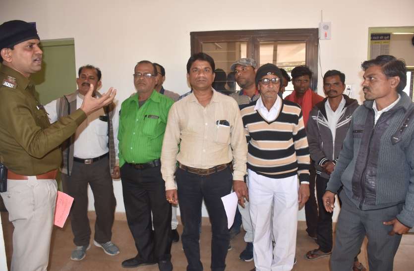 Complaint: एएसपी से मिलने पहुंची महिला ने कहा साहब मेरे पति अच्छे, लेकिन वो खराब Complaint: एएसपी से मिलने पहुंची महिला ने कहा साहब मेरे पति अच्छे, लेकिन वो खराब