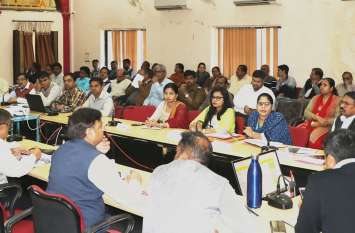 samiksha baithak collector poshan ahar anganwadi khandwa आंगनवाड़ी कार्यकर्ताओं की अनुपस्थिति पर करें कार्रवाई