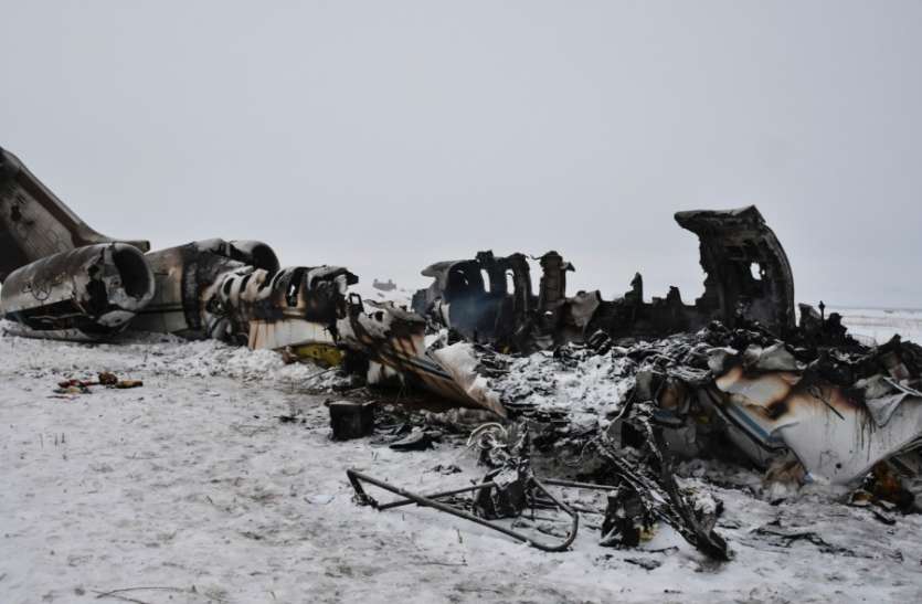 US army plane crash अफगानिस्तान: पहले तालिबानियों ने उड़ाया अमरीकी विमान, अब मलबे तक पहुंचने वालों पर भी कर रहा हमला