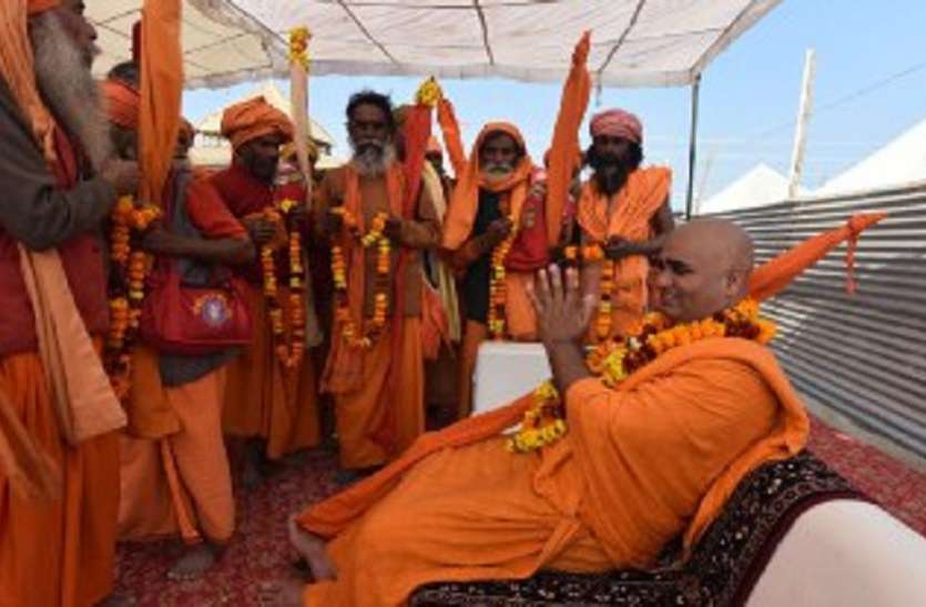 Silver Jubilee SWAMI Adhokshajanand celebrated with great pomp माघ मेले में धूमधाम से मनाई गई शंकराचार्य अधोक्षजानंद के पीठारोहण की रजत जयंती