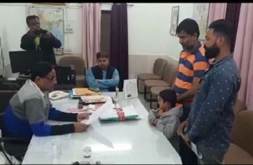 कॉपी में कवर नहीं चढ़ाया तो टीचर ने 6 वर्षीय मासूम को दी ऐसी सजा कि कांप गई रूह कॉपी में कवर नहीं चढ़ाया तो टीचर ने 6 वर्षीय मासूम को दी ऐसी सजा कि कांप गई रूह