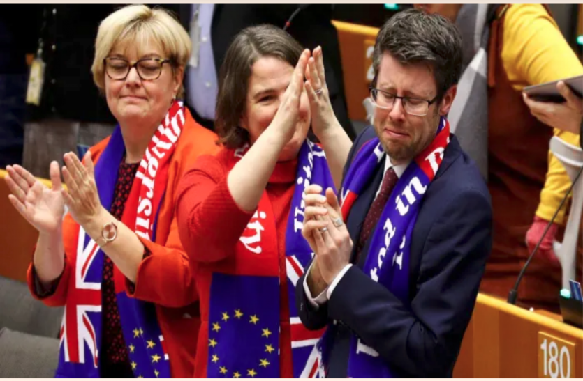 European Union ब्रेक्सिट: EU में मतदान के बाद सांसदों ने भावुक होकर ब्रिटेन को दी विदाई, एक हफ्ते में पूरी होगी प्रक्रिया