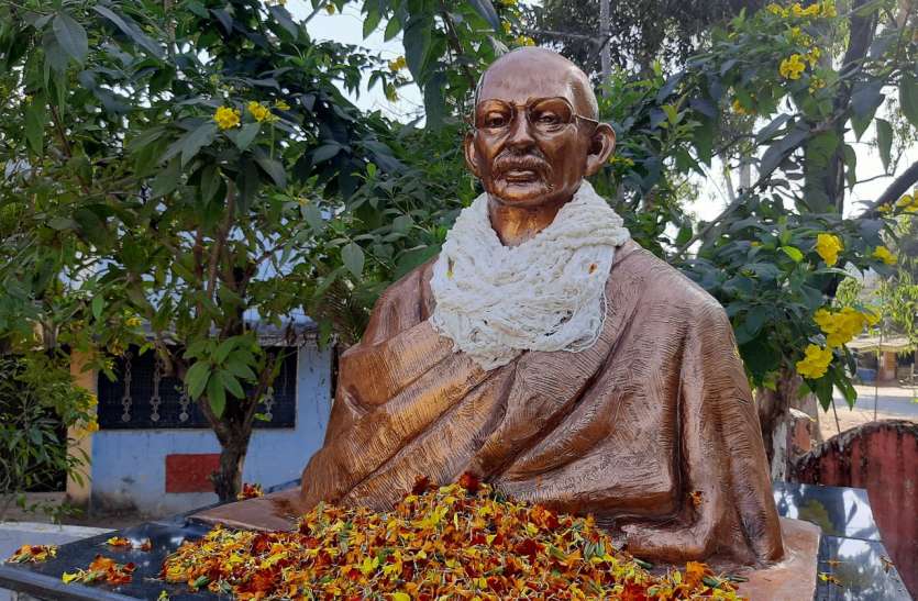 Recently installed Gandhiji statue in JH College जिले भर में घूमेंगे गांधी दर्शन रथ, फिल्मों और गीत नाटकों से दी जाएगी जानकारी