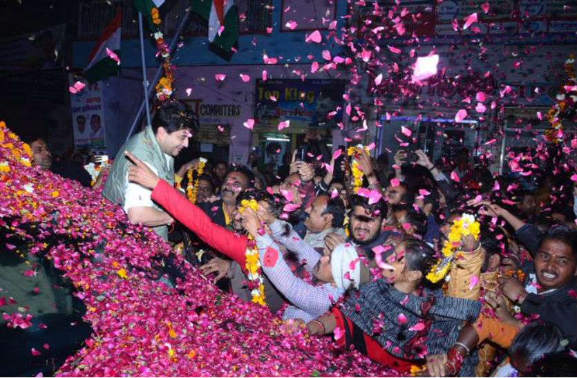 13_1.jpg हार के बाद भी महाराज ही हैं यहां के 'राजा', पहुंचे तो हुई फूलों की बारिश और मनी दिवाली