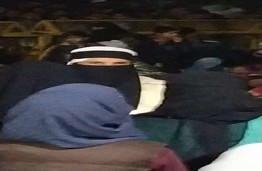 AMU के पूर्व छात्र नेता का बुर्का पहनकर महिलाओं को उकसाने का फोटो वायरल AMU के पूर्व छात्र नेता का बुर्का पहनकर महिलाओं को उकसाने का फोटो वायरल