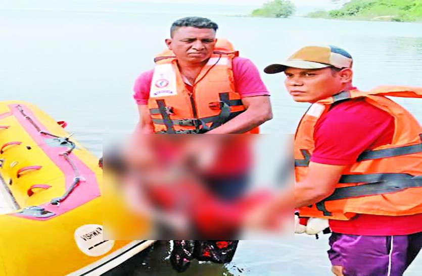 नाव पलटने से हुआ हादसा, एसडीआरएफ की टीम ने अंडर वाटर कैमरे की मदद से ढूंढा बच्ची को, 3 की मौत नाव पलटने से हुआ हादसा, एसडीआरएफ की टीम ने अंडर वाटर कैमरे की मदद से ढूंढा बच्ची को, 3 की मौत