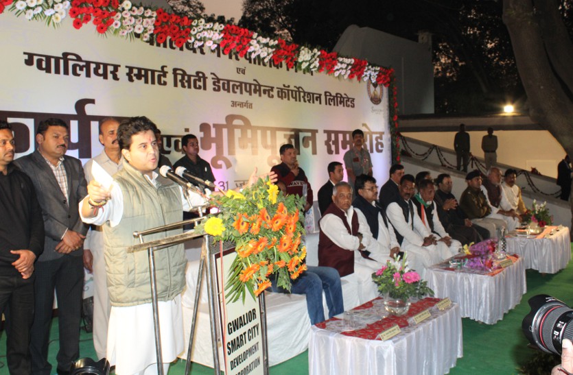 Jyotiraditya Scindia drive bus in gwalior