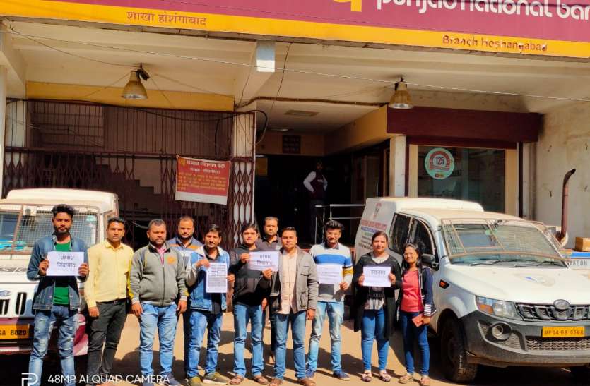 बैंकों की 151 ब्रांच रही बंद, आनलाइन होते रहे भुगतान बैंकों की 151 ब्रांच रही बंद, आनलाइन होते रहे भुगतान