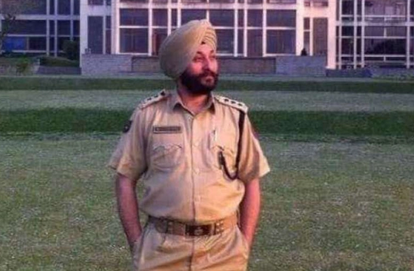 मोबाइल में स्थानीय लोगों से जुड़े अश्लील क्लिप रखता था DSP देविंदर सिंह, लगातार छापेमारी कर रहा NIA मोबाइल में स्थानीय लोगों से जुड़े अश्लील क्लिप रखता था DSP देविंदर सिंह, लगातार छापेमारी कर रहा NIA