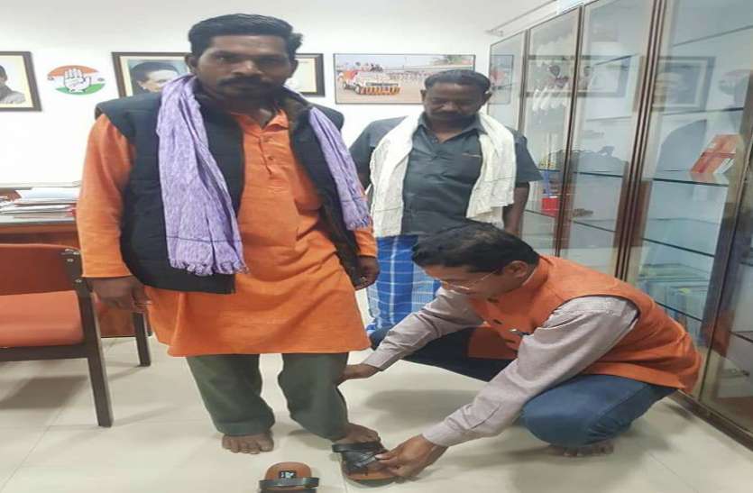 प्रदेश अध्यक्ष ने कांग्रेस कार्यकर्ता को पहनाया चप्पल, कहा - ऐसे जाबाज साथी को सलाम जिसने... प्रदेश अध्यक्ष ने कांग्रेस कार्यकर्ता को पहनाया चप्पल, कहा - ऐसे जाबाज साथी को सलाम जिसने...