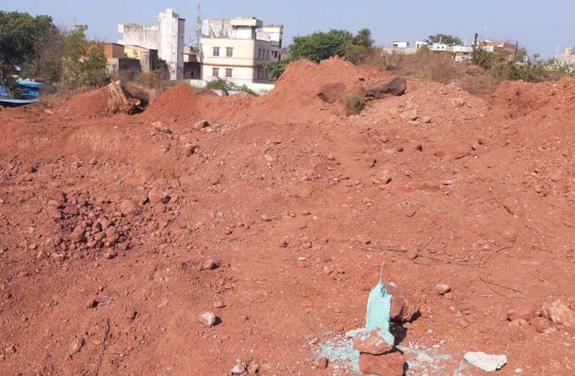 The pillar after a dispute between the encroachers on the capture of Lalpahari. मुख्यमंत्री के माफिया दमन में आंकड़ों की बाजीगरी