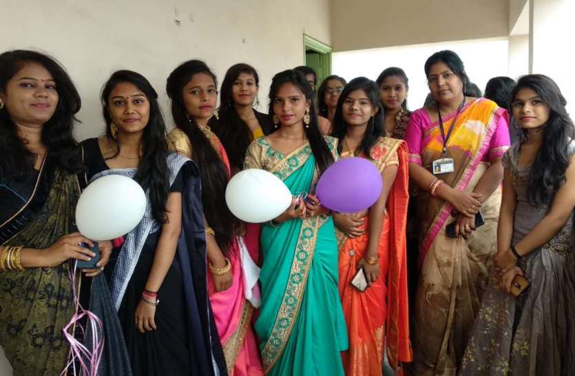 १२वीं के स्टूडेंट्स को टाइटल के साथ जूनियरों ने दी विदाई १२वीं के स्टूडेंट्स को टाइटल के साथ जूनियरों ने दी विदाई