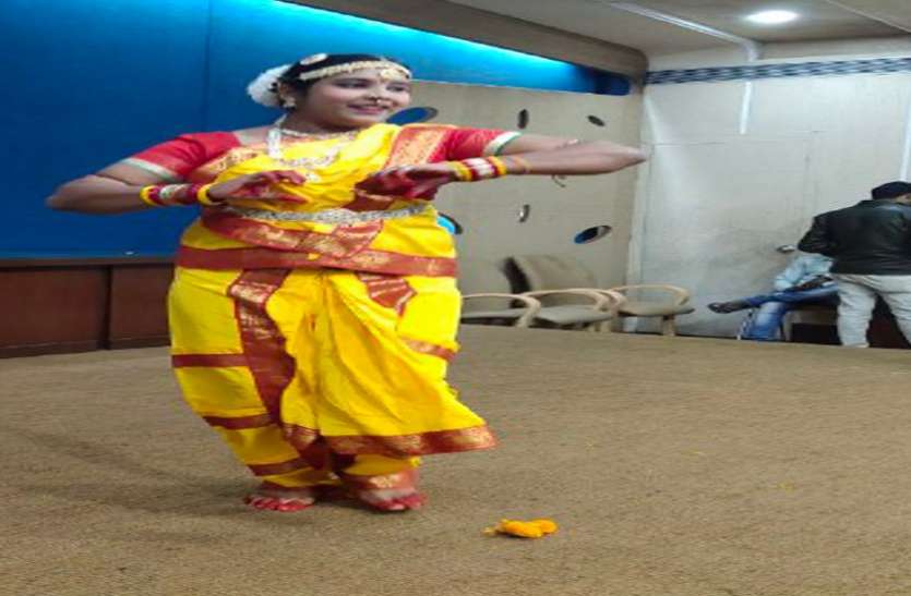 वार्षिकोत्सव में नर्सिंग स्टूडेंट्स ने किया डांस, अतिथियों ने दिए टिप्स वार्षिकोत्सव में नर्सिंग स्टूडेंट्स ने किया डांस, अतिथियों ने दिए टिप्स
