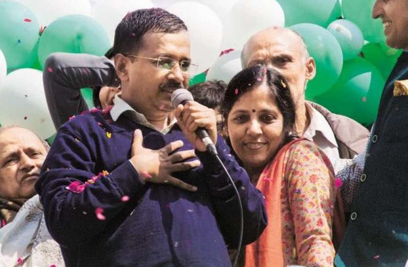 arvind kejariwal and his wife पांच साल में 1.34 करोड़ रुपए बढ़ गई दिल्ली के सीएम अरविंद केजरीवाल की संपत्ति