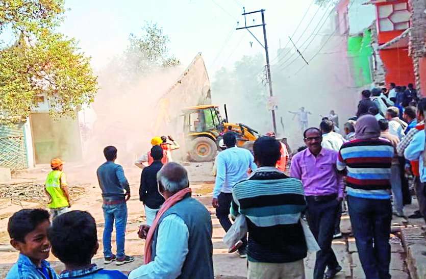 Encroachment removed from Lokpal Sagar Lake लोकपाल सागर तालाब से हटाया गया अतिक्रमण, भारी संख्या में सुरक्षा बल रहे तैनात