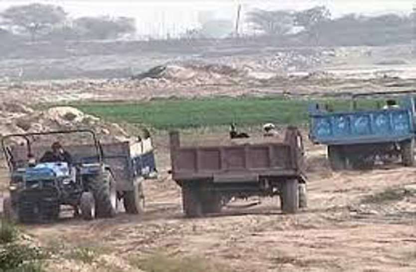 RI went to stop mining Rampage took away tractor after releasing key खनन रोकने गए आरआई से मारपीट, चाबी छुड़ाकर ट्रैक्टर ले गए बदमाश