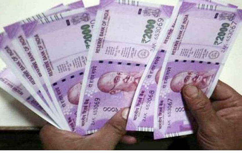 Cash दस रुपए हवा में गायब कर तांत्रिक ने कर दी नोटों की बारिश, इतने नोट बरसे कि....