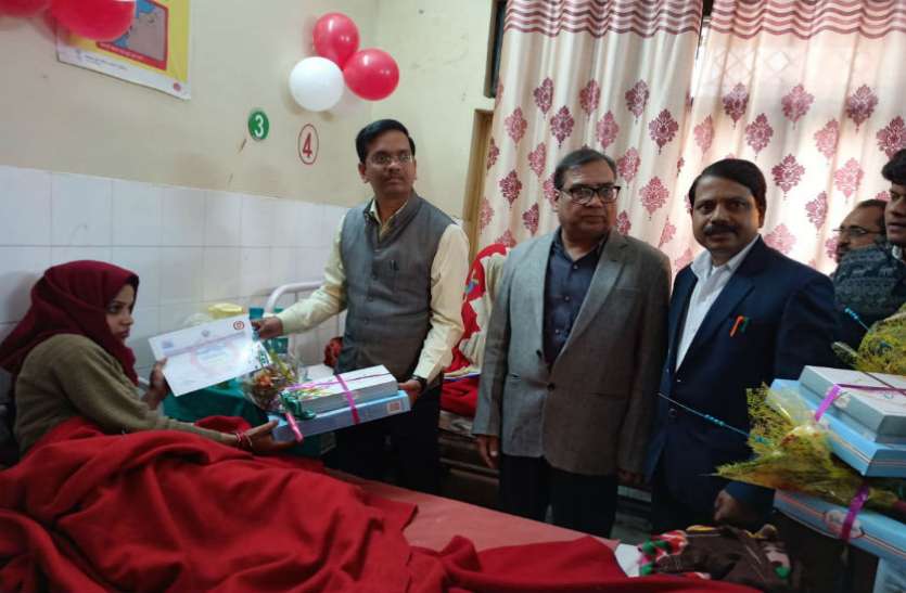 जब कन्या जन्म पर बधाई और उपहार देने DM पहुंचे जिला महिला चिकित्सालय जब कन्या जन्म पर बधाई और उपहार देने DM पहुंचे जिला महिला चिकित्सालय