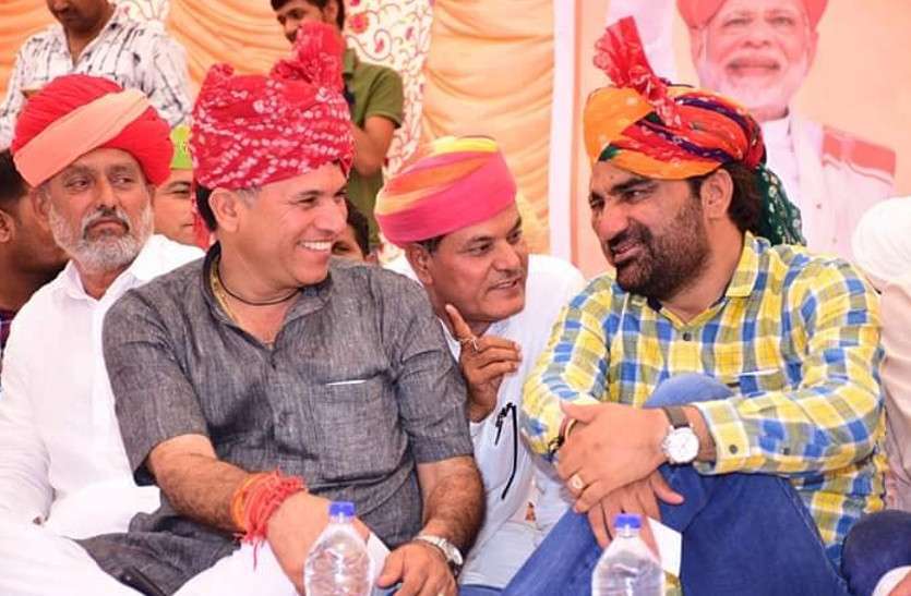 Kailash Choudhary Hanuman Beniwal still waiting for government quarters सांसद बने- मगर नहीं मिला सरकारी आवास, गेस्ट हाउस में रह रहे कैलाश चौधरी- हनुमान बेनीवाल