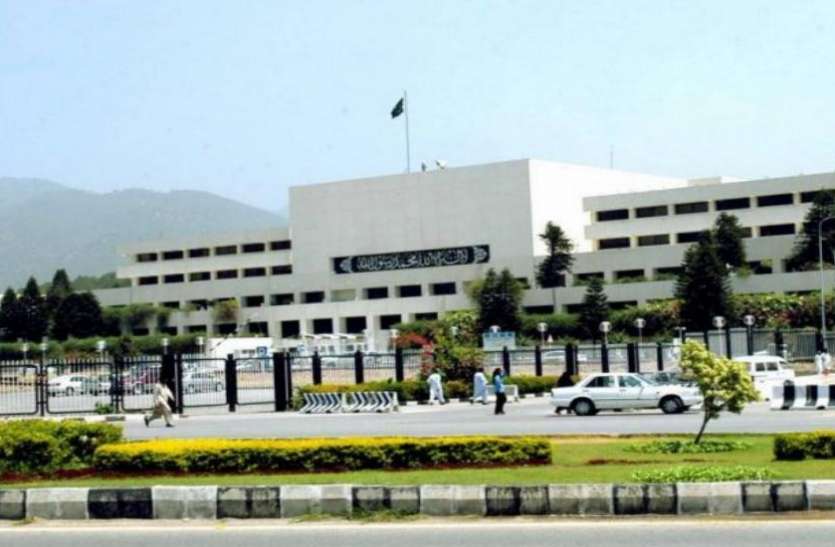 pakistan parliament पाकिस्तान ने फिर अलापा कश्मीर राग, कहा- जंग से सुलझेगा ये मामला