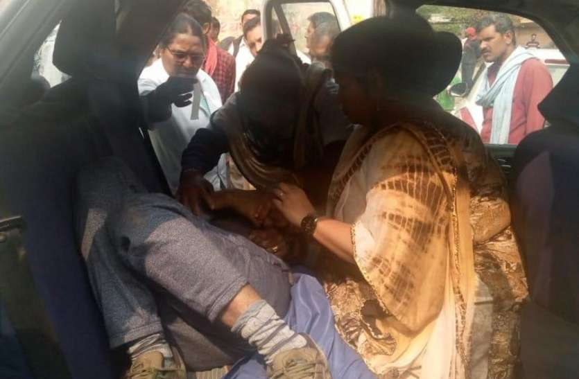 बेटी की शादी न्यौता देने जा रहे थे माता-पिता को ट्रक ने मारी टक्कर, पिता की मौत बेटी की शादी का न्यौता देने जा रहे थे माता-पिता को ट्रक ने मारी टक्कर, पिता की मौत