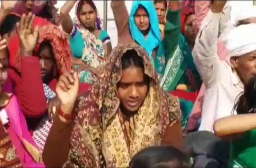 Strike पति के हत्यारों की गिरफ्तारी के लिये पत्नी बच्चों संग आमरण अनशन पर बैठी