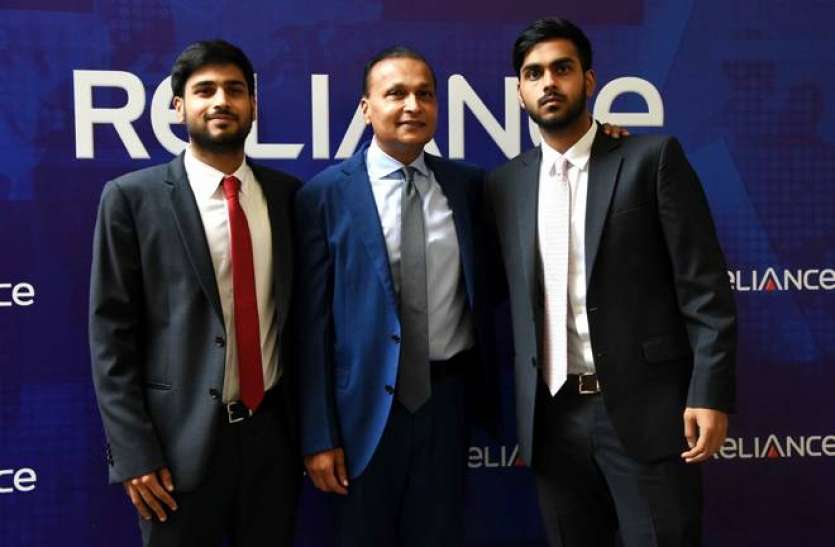 anil ambani with sons कर्ज में डूबी आरइंफ्रा से अनिल अंबानी के बेटों ने दिया 6 महीने में इस्तीफा