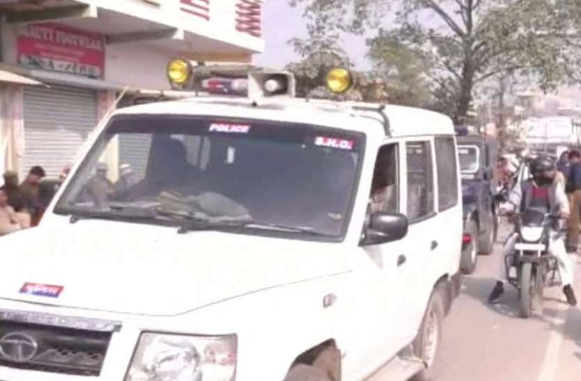 big azamgarh news सीएए के खिलाफ प्रदर्शन हुआ हिंसक, पथराव के बाद पुलिस ने किया लाठीचार्ज, खाली कराया जौहर अली पार्क