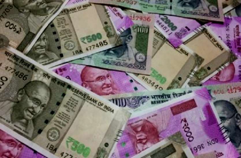 Currency सड़क पर होने लगी नोटों की बरसात, लोग गाड़ियां रोककर रुपये लूटने में जुट गए