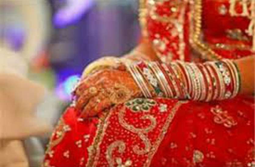 मातम में बदली सॉफ्टवेयर इंजीनियर बेटी की शादी की खुशियां, न्यौता देने जा रहे पिता को ट्रक ने कुचला मातम में बदली सॉफ्टवेयर इंजीनियर बेटी की शादी की खुशियां, न्यौता देने जा रहे पिता को ट्रक ने कुचला