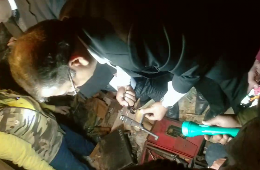 vlcsnap-2020-02-05-10h05m46s616.png Video: Rampur के नवाब ने भारत सरकार को दे दी थी तोपें और बम, 'महल' से अब भी निकल रहे हैं सोने और चांदी जड़े हथियार