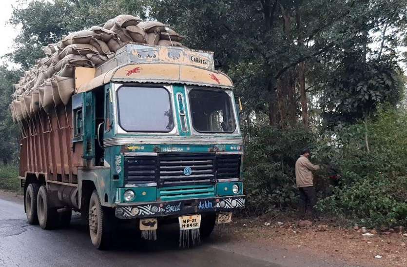 The department has not been able to transport 27 thousand metric tons 27 हजार मिट्रिक टन धान का परिवहन अब तक नहीं करा पाया महकमा