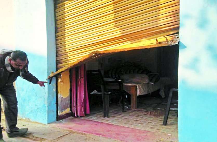 Burglary in liquor store amid lockdown, crooks carrying 270 cases लॉकडाउन के बीच शराब दुकान में चोरी, कार से 270 पेटी ले गए बदमाश