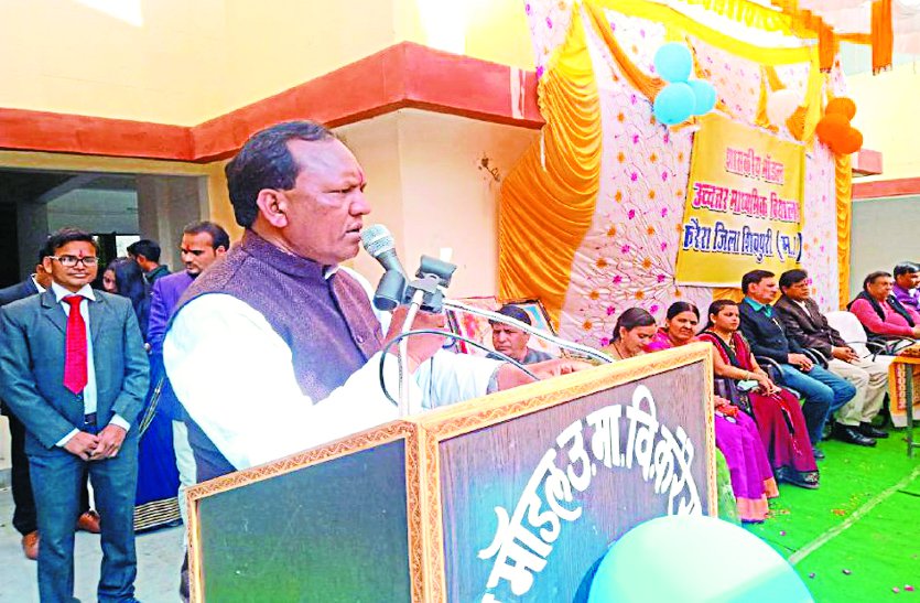 congress MLA Jaswant Jatav taught politics tips to students