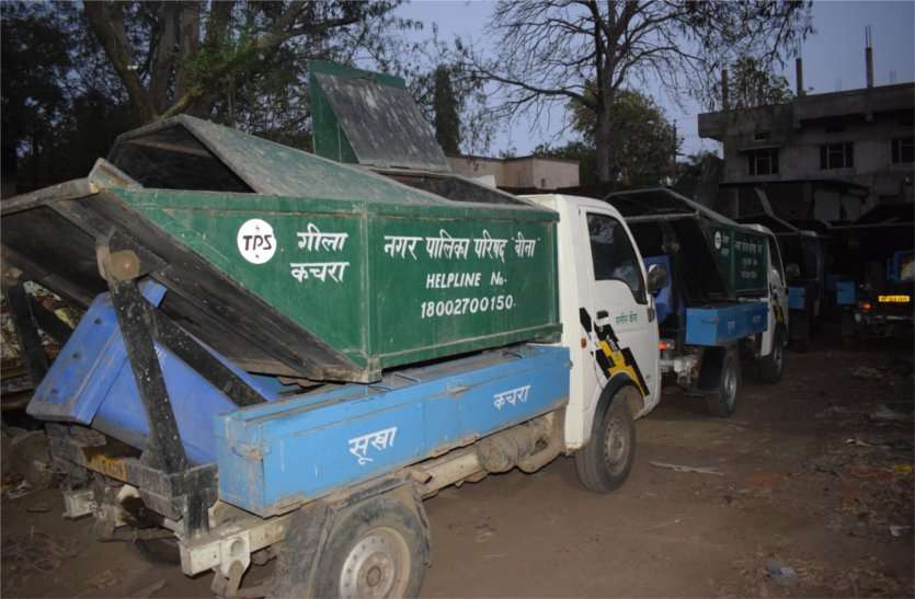 Garbage carts vandalizing vehicle:कचरा गाड़ी हटाने की बात को लेकर चालक के साथ मारपीट, गाड़ी में तोडफ़ोड़