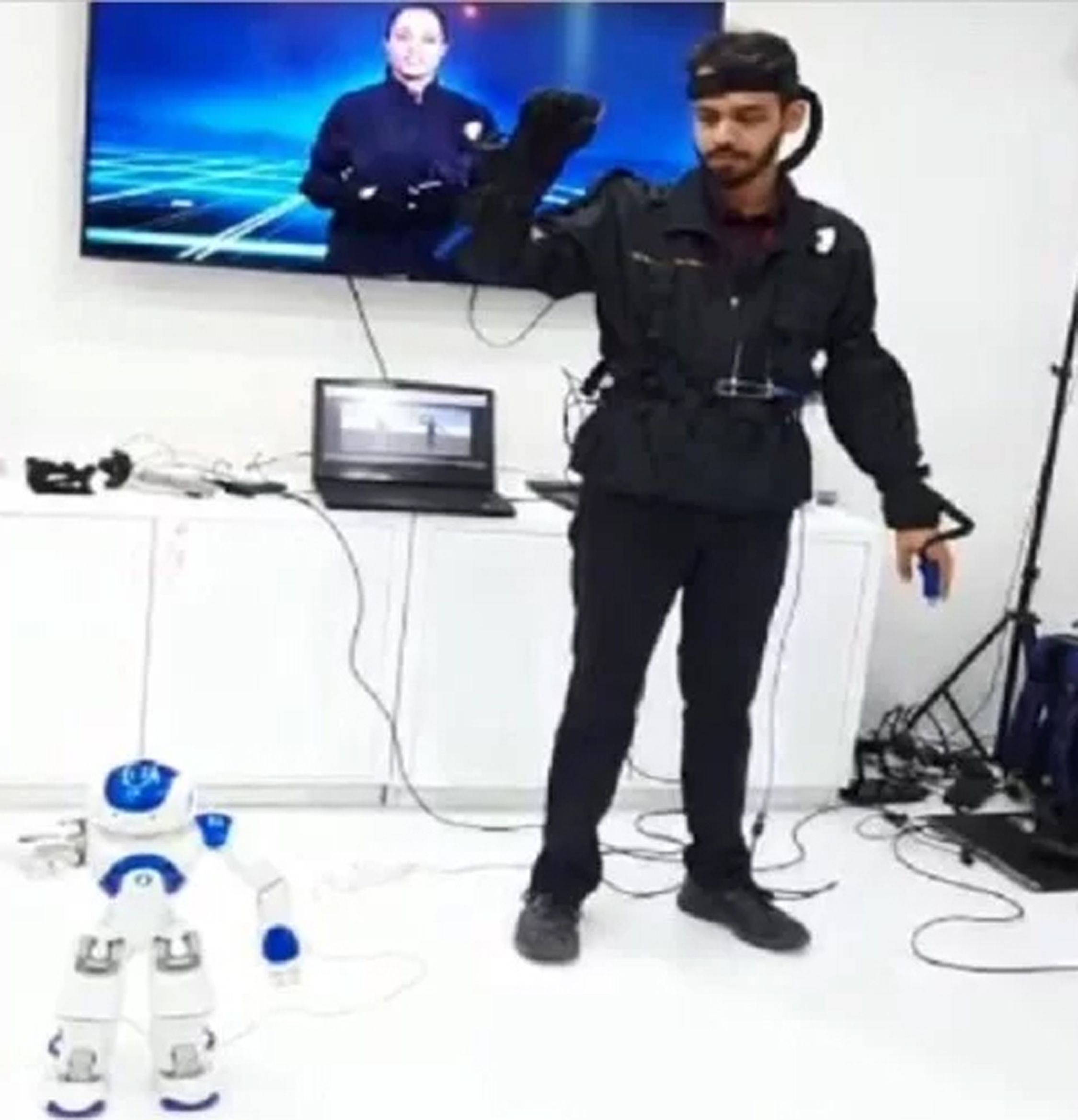 डिफेंस एक्सपो २०२०: आयरन मैन ने बनाई है रोबोट आर्मी, मोदी के न्योते पर लौटे थे स्वदेश