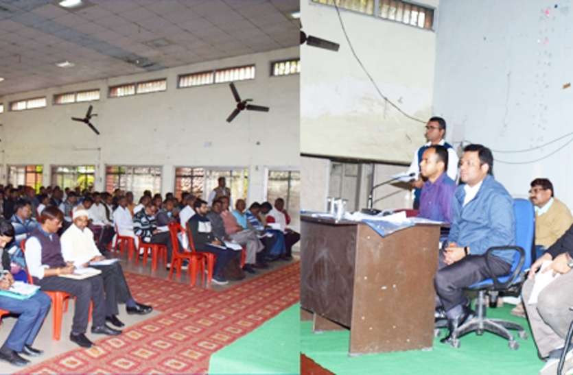 Singrauli collector order to issue notice of Section 40 to Sarmpach लापरवाही पर डिग्घी व पिपराझापी के सचिवों पर 5000 रुपए का जुर्माना