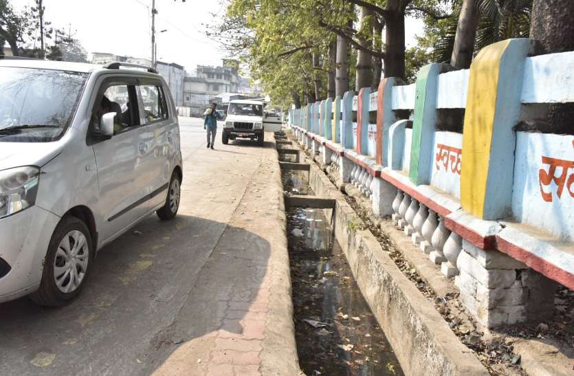 Invitations Were Given On Roadside Open Taps सड क क न र ख ल नल य द रह ह दस क न य त Patrika News