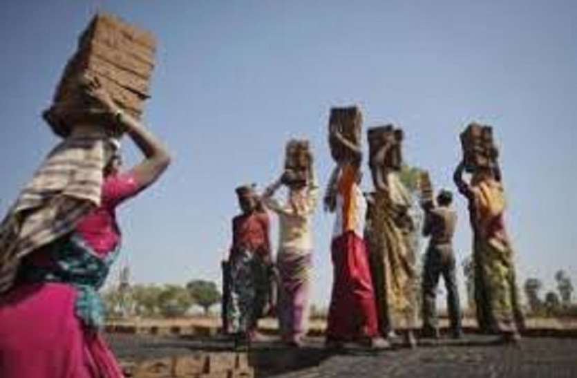 Bonded labours: जहां मजदूरों को खरीद कर बंधुआ मजदूरी करवाता मालिक Maha news: असंगठित मजदूरों को राशन और 3 हजार रुपये सीधे खाते में