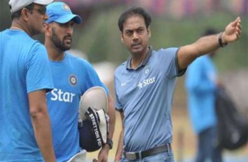 dhoni_with_msk_prasad.jpg चीफ सेलेक्टर एमएसके प्रसाद का बड़ा बयान, मैं धोनी का बहुत बड़ा फैन हूं