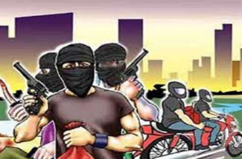loot2_4288053_835x547-m_1_4930719_835x547-m.jpg Amroha: बदमाशों ने पनीर व्यापारी के घर डाला डाका, 38 लाख लूटकर फरार