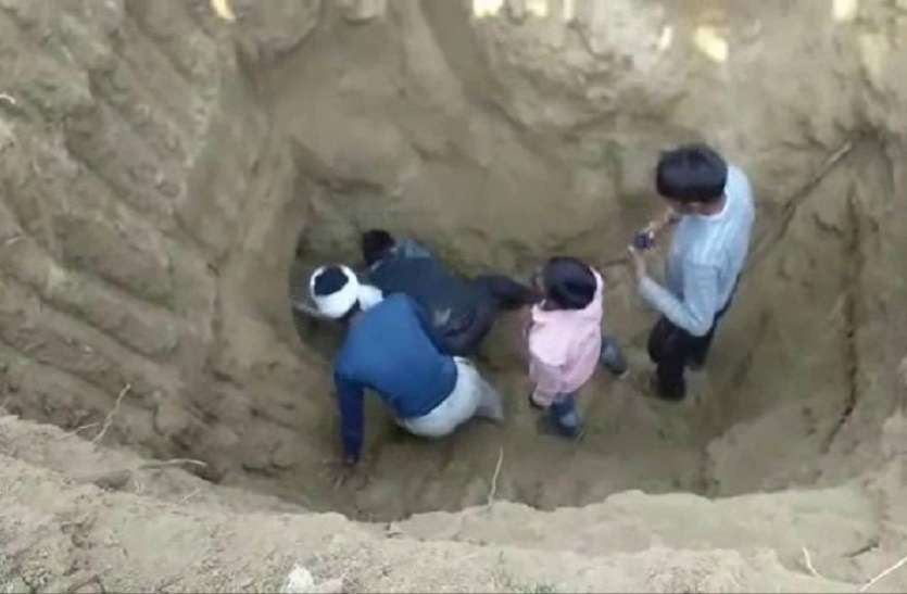 fatehpur news बोरबेल में गिरी मासूम को ग्रामीणों ने जान पर खेलकर बचाया