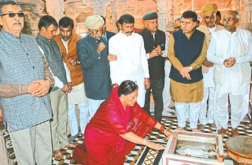 Former Chief Minister visited Nakoda, Jasol and Brahmadham पूर्व मुख्यमंत्री ने नाकोड़ा, जसोल व ब्रह्मधाम में किए दर्शन