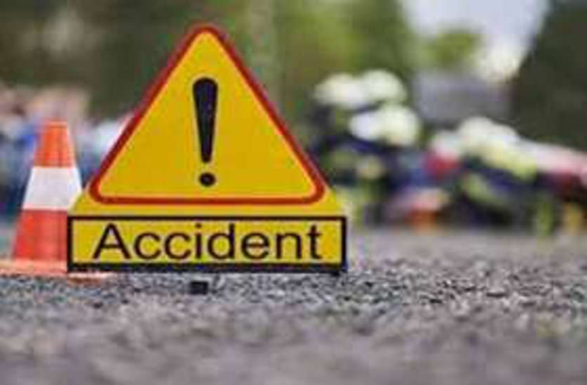 mother death in road accident going for son marriage शराब के नशे में कार चला रहे चालक ने पहले स्कूटी फिर बाइक को मारी टक्कर, एक की मौत