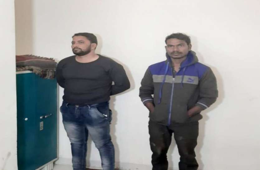ट्रांसपोर्ट कंपनी में पुलिस की दबिश, देसी कट्टा सहित गांजा जब्त, बड़ी वारदात को देने वाले थे अंजाम Video: ट्रांसपोर्ट कंपनी में पुलिस की दबिश, देसी कट्टा सहित गांजा जब्त, बड़ी वारदात को देने वाले थे अंजाम