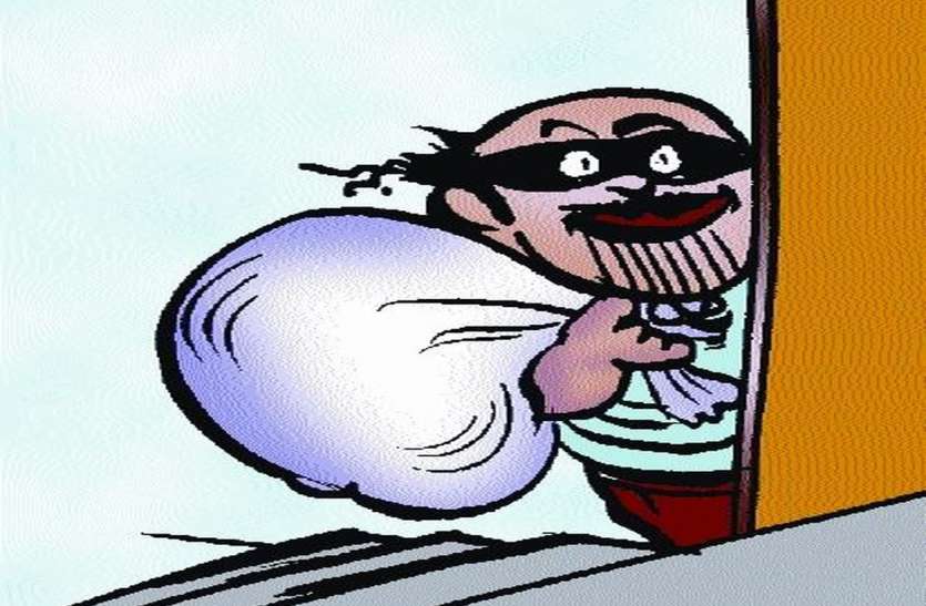 Crime News; गुम हुई चाबी से वॉचमैन ने कर दिया बड़ा कांड एअर पिस्टल की दम पर बैंक लूटने घुसा नकाबपोश, सायरन बजा तो घबराकर भागा