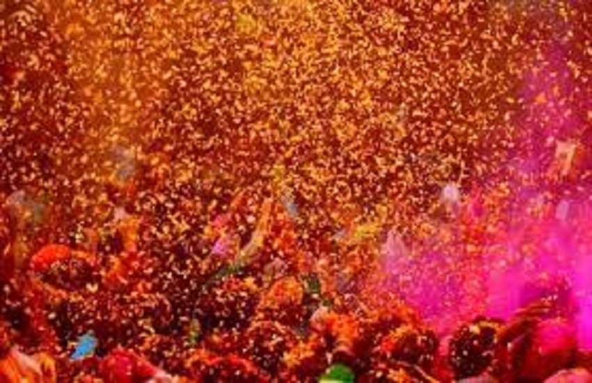 Saints played flower holi at Magh mela