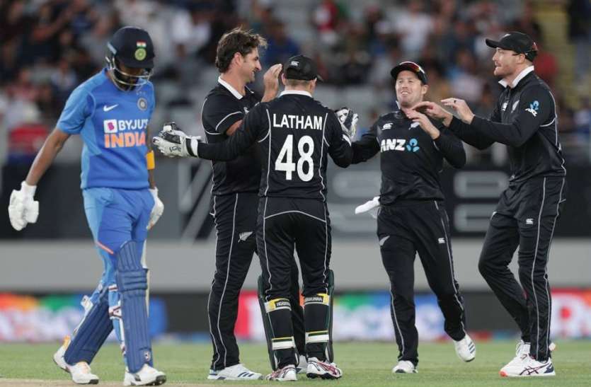 indian_team_2.jpeg IND vs NZ: दूसरे वनडे में न्यूजीलैंड ने भारत को 22 रन से हराया, सीरीज पर कीवी टीम का कब्जा