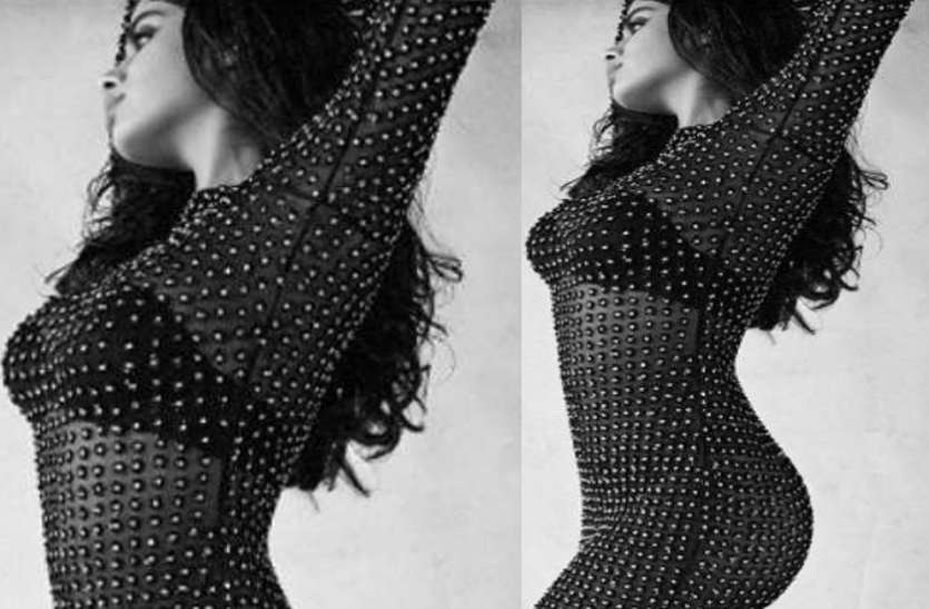 Janhvi Kapoor Her Perfect Figure In Black Transparent Dress - ट्रांसपेरेंट  ड्रेस में जाह्नवी ने लगाया हॉटनेस का तड़का, तस्वीर हुई वायरल | Patrika News